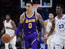 Kyle Kuzma (vlevo) z Los Angeles Lakers uniká Jimmymu Butlerovi z Philadelphie.