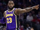 LeBron James z Los Angeles Lakers diriguje útok svého týmu v utkání proti...