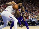 Joel Embiid z Philadelphie (vlevo) se snaí obejít LeBrona Jamese z Los Angeles...