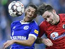 Amine Harit ze Schalke (vlevo) a Christian Günter z Freiburgu svádjí...