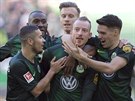 Fotbalisté Wolfsburgu se radují z gólu do sít Mohue.