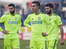 Zklamaní fotbalisté Karviné bhem utkání se Slováckem