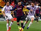 Lionel Messi z Barcelony (upropsted) se potýká s dvojicí protihrá z...