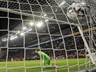 Branká Düsseldorfu Jaroslav Drobný inkasuje bhem zápasu proti Leverkusenu.