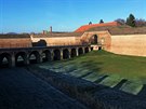 Jeden z bonch vjezd do Mal pevnosti v Terezn vede pes romantick most...