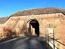 Vjezd do Malé pevnosti v Terezín. Ob msta jsou labyrintem hradeb, píkop a...