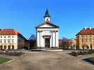 Hlavní náměstí v Terezíně. Je pravda, že Josefov obě budovy po stranách kostela...