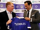 Paul Scholes, nový trenér Oldhamu, s majitelem klubu Abdallahem Lemsagamem na...