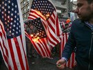 Pálení americké vlajky pi oslavách 40. výroí revoluce v ulicích Teheránu (11....