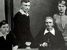 Joseph Ratzinger (vlevo) s rodinou na snímku z roku 1938 - (zprava) otec Josef,...
