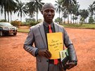 Asistent messaménského subprefekta Mvilongo Abena Désiré s deskami, které...