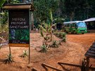 Toulavý autobus je v hlavním cíli své cesty: v Mefou Primate Sanctuary,...