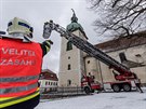 Z kostela nejsvětější Trojice v obci Jiřetín pod Jedlovou museli hasiči sundat...