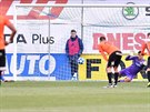 Plzeský branká Ale Hruka inkasuje z penalty, kterou zahrával ruský útoník...