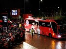 Autobus s fotbalisty Bayernu Mnichov pijídí do bran stadionu Anflied v...