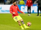 Lionel Messi z Barcelony se rozcviuje na osmifinále Ligy mistr v Lyonu.