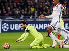 Lionel Messi z Barcelony padá po zákroku Marcela a Houssema Aouara (vpravo) z...