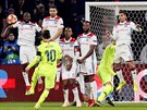 Lionel Messi z Barcelony pálí z pímého kopu  na bránu Lyonu v osmifinále Ligy...