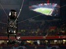 Kamera zavená na lanech stadionu v Lyonu bhem utkání osmifinále Ligy mistr...
