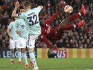 Liverpoolský Naby Keita stílí pes hlavu v utkání osmifinále Ligy mistr proti...