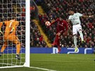 Liverpoolský útoník Mohamed Salah se ítí do ance pes obránce Alabu v utkání...