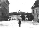 Snímek z roku 1915 zachycuje pestavbu budovy bývalé vznice, která v centru...