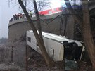 Hasii a záchranái zasahují u váné nehody autobusu na Mlnicku (18.2.2019)