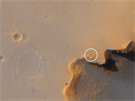 Vozítko Opportunity zachycené satelitem HiRISE obíhajícím Mars