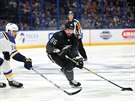 Útoník Tampa Bay Lightning Nikita Kuerov veze puk v NHL.