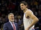 Brett Brown, trenér Philadelphie, hovoí s Bobanem Marjanoviem.