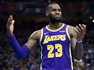 LeBron James z LA Lakers nespokojený bhem zápasu s Philadelphií.