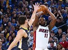 Dion Waiters (vpravo) z Miami stílí pes Klaye Thompsona z Golden State.