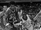 Momentka z roku 1982: Clyde Drexler (vlevo) z Houstonu a Michael Jordan z North...