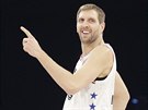 Dirk Nowitzki oslavuje trojku v Utkání hvzd NBA.