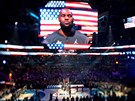 Ped Utkáním hvzd NBA. LeBron James proívá americkou hymnu.