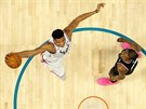 Janis Adetokunbo (vlevo) smeuje pi Utkání hvzd NBA kolem Kevina Duranta.