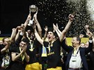 Basketbalisté AEK Atény slaví triumf v Interkontinentálním poháru.