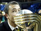 Luca Banchi, trenér AEK Atény, líbá trofej pro vítze Interkontinentálního...