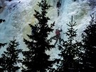 Horolezci na 30metrovm krkonoskm ledopdu v Labskm dole (8. 2. 2019)