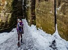 Turist� ve skaln�m m�st� v Adr�pachu na Broumovsku (11.2.2019).