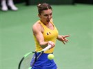 SVTOVÁ TROJKA. Rumunská tenistka Simona Halepová hraje forhendem v zápase s...