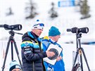 KOU. Zdenk Vítek, trenér eských biatlonist, ukazuje, kam letly rány.