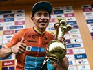Kolumbijský cyklista Miguel Ángel López s trofejí pro vítze závodu Oro y Paz