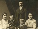 Rodina Zikmundova v roce 1923. Otec Antonn, matka Magdalena (sedc vlevo),...