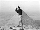 Egypt, rok 1947. Miroslav Zikmund filmuje vchod slunce na Cheopsov pyramid.