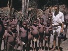 Miroslav Zikmund s liliputy v pralese Bituri v Kongu. Rok 1948