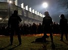 Desítky tkoodnc hlídali situaci ped fotbalovým stadionem v Plzni . (14. 2....