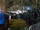 Fanouci chorvatského Dinamo Záheb se chtli protlait na stadion, házeli...