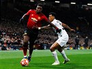Paul Pogba z Manchesteru United obchází Presnela Kimpembeho, stopera paíského...