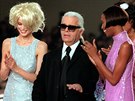 Karl Lagerfeld a modelky Claudia Schifferová a Naomi Campbellová (Paí, 14....
